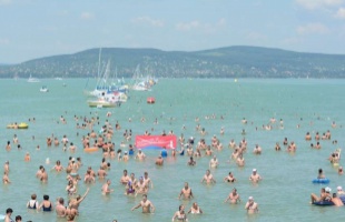Programdömping szombaton a Balatonnál