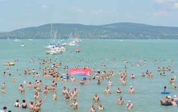 Programdömping szombaton a Balatonnál
