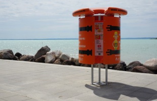 A tizedik mentőmellényállványt avatták fel a Balatonnál – a gyermekek biztonságáért