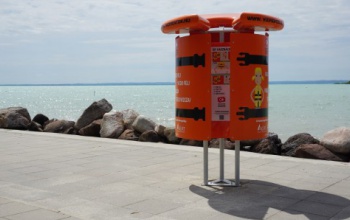 A tizedik mentőmellényállványt avatták fel a Balatonnál – a gyermekek biztonságáért