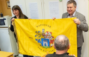 Szita Károly emlékzászlót ajándékozott a Széchenyi István Technikum és Szakképző Iskolának