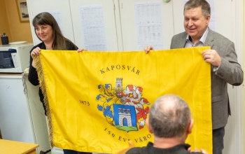 Szita Károly emlékzászlót ajándékozott a Széchenyi István Technikum és Szakképző Iskolának