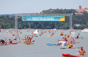 Július 15-én tartják meg idén a Balaton-átevezést