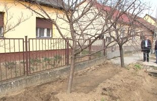 Járdát építenének, de egy idős asszony nem engedi