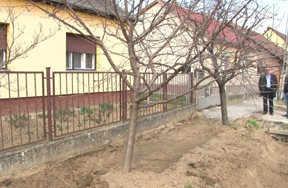 Járdát építenének, de egy idős asszony nem engedi
