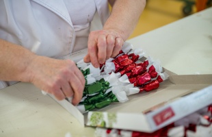 A zselés és marcipános mellett egyre több a különleges ízesítésű szaloncukor