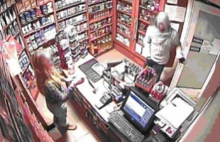 Vádemelési javaslat a dohányboltos rabló ellen