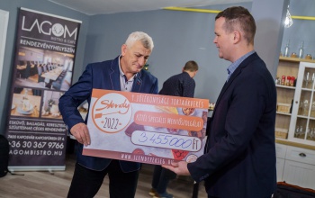 Tortaárverésen dobtak össze 3 és fél millió forintot a KÖTÉL Egyesületnek