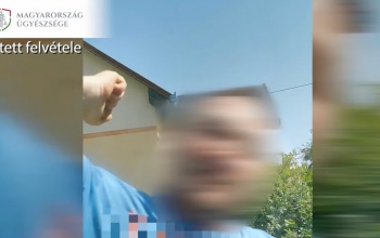 Őrjöngve esett neki a nő kocsijának egy autós, mert azt hitte, büntetőfékezett előtte - Videóval