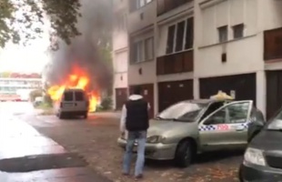 Lángolt egy autó a Tallián közben