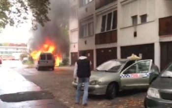 Lángolt egy autó a Tallián közben