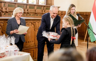 Tehetséges fiatalokat díjaztak a Bárczi pályázatán