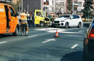 Kisteherautó és személygépkocsi ütközött a Kanizsai utca sarkánál