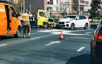 Kisteherautó és személygépkocsi ütközött a Kanizsai utca sarkánál