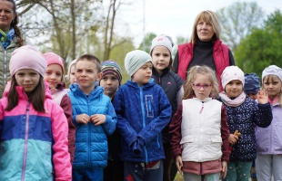 Miyawaki-minierdőt telepítettek a tüskevári vasútállomás mellé a Honvéd ovisok