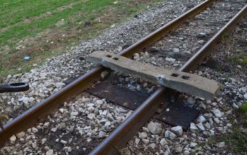 Beton talapzatot tett a sínekre a  17 éves fiatal - FOTÓKKAL