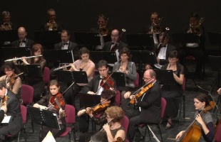 Újévi koncert: J. Strausstól, Ray Charlesig