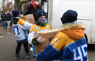 Az anyaotthon lakóinak segítettek a kaposvári jégkorongosok