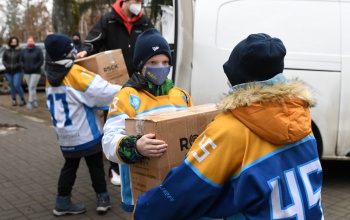 Az anyaotthon lakóinak segítettek a kaposvári jégkorongosok