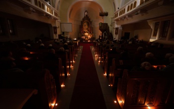 Mécsessel és telefonnal világítottak az Evangélikus templomban szerda este