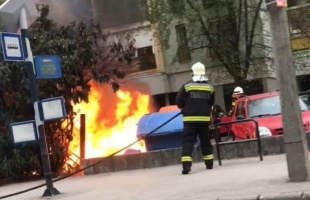 Nagy lánggal égett a kirakott lom a Honvéd utcában - Videó
