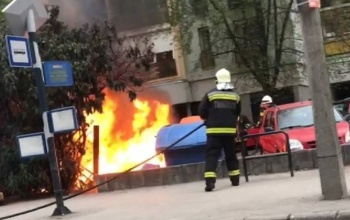 Nagy lánggal égett a kirakott lom a Honvéd utcában - Videó