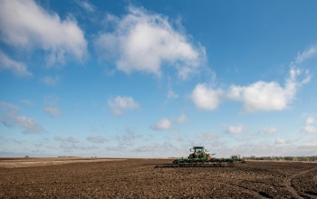 Csaknem 9 ezer hektár állami földet kínál megvételre az Agrárminisztérium