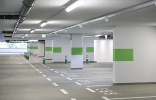 Hétfőtől a parkolóházakban is ingyenes a parkolás