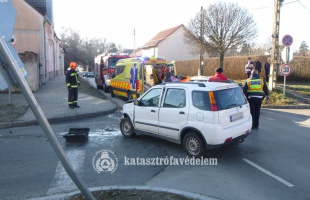 Két autó ütközött a Virág utca és a Damjanich utca kereszteződésében