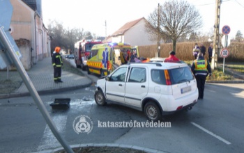 Két autó ütközött a Virág utca és a Damjanich utca kereszteződésében