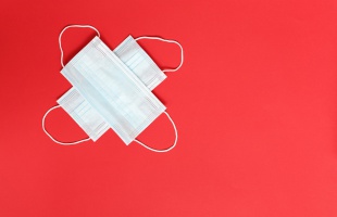 Szigorít a kormány: szombattól ismét kötelező a maszkhasználat a zárt terekben