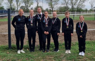 Pest megyei versenyen bizonyítottak a kaposvári lovastornászok