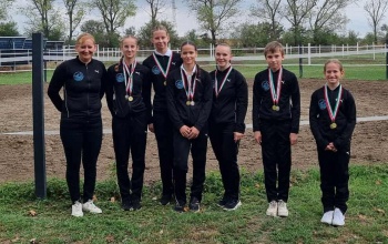 Pest megyei versenyen bizonyítottak a kaposvári lovastornászok