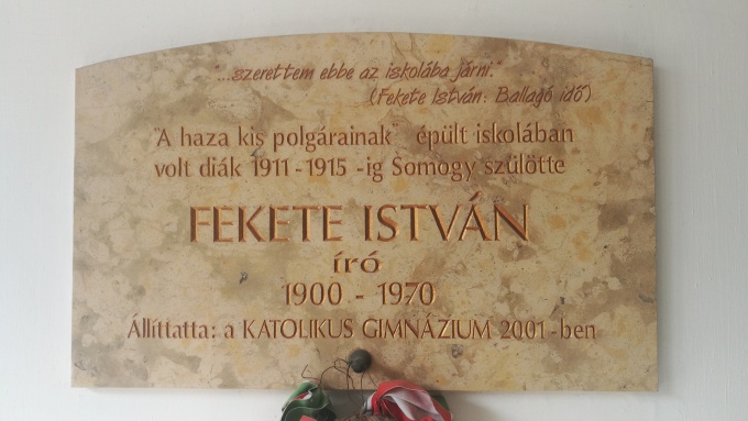 25 éve leplezték le Fekete István iskolai emléktábláját