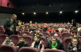 Tengernyi popcorn várt a gyerekekre – jótékonysági vetítést tartottak a Kultik moziban