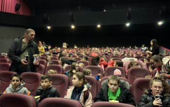 Tengernyi popcorn várt a gyerekekre – jótékonysági vetítést tartottak a Kultik moziban