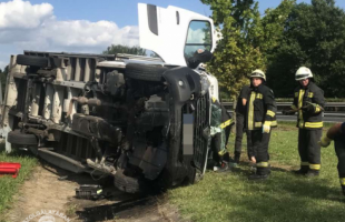 Szalagkorlátnak ütközött egy kisteherautó az M7-esen – képek
