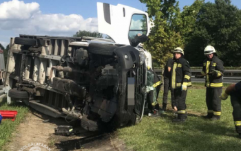 Szalagkorlátnak ütközött egy kisteherautó az M7-esen – képek