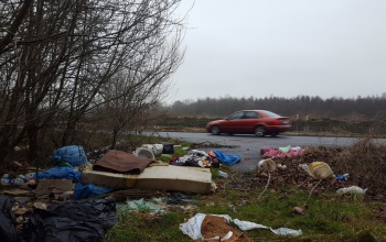 Rengeteg illegális hulladékot helyeznek el az utak mellett