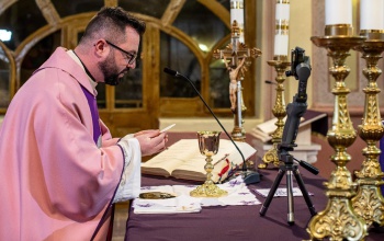 Digitális misét közvetítenek Tabon az időseknek
