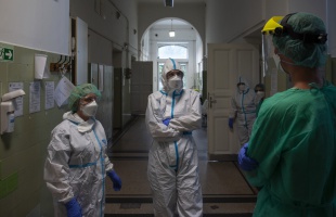 Koronavírus: 5000 felett az új fertőzöttek száma, elhunyt 102 beteg