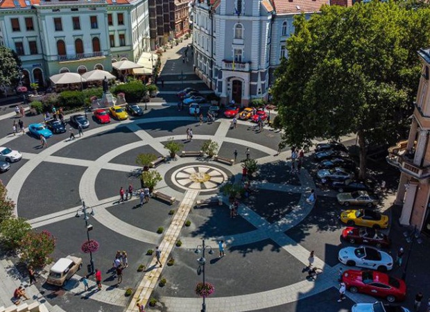 Újra veterán autókat csodálhattunk a Kossuth téren