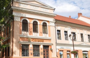 Fő utca 11. (a volt Dunántúli Bank és Takarékpénztár)