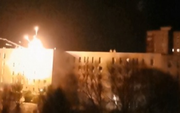 Kevésen múlt a baj - Félre ment tűzijáték csapódott a szemközti ház falának