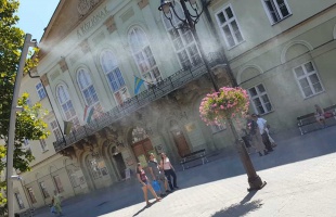 Hőségre és felhőszakadásra figyelmeztetnek