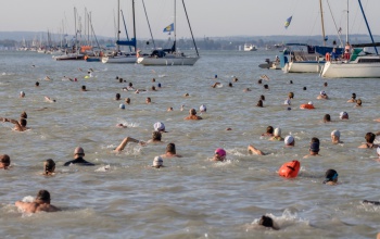 Több mint tízezer indulóra számítanak a Balaton-átúszás szervezői