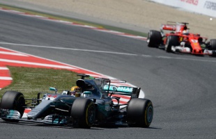 Hamilton nyerte az izgalmas barcelonai futamot