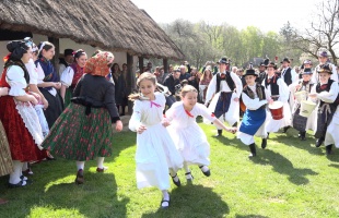 Vödörből érkezett az áldás a szennai lányokra - videó