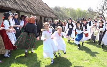 Vödörből érkezett az áldás a szennai lányokra - videó