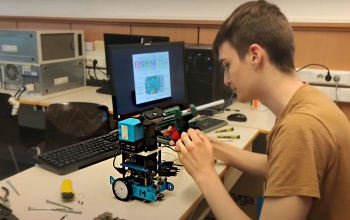 Arcfelismerő robotot fejlesztettek a nagyatádi diákok